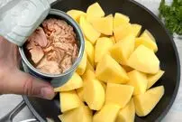 ببینید| طرز تهیه یک کوکو جدید و ساده با سیب زمینی و تن ماهی