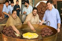 ببینید؛ غذای خیابانی در افغانستان؛ پخت 1000 کیلو چپلی کباب؛ غذای محبوب افغان ها