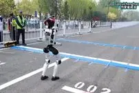 ببینید| زمین خوردن و تکه‌تکه شدن ربات انسان‌نما در ابتدای مسابقه دو ماراتن در چین