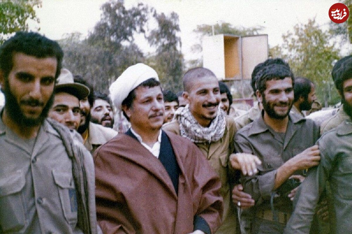 عکس؛ سفر در زمان؛ «هاشمی رفسنجانی» با لباس ارتش در جبهه؛ دهه 60