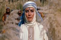 عکس؛ سفر به تاریخ؛ عکس یادگاری «عمره، زن دوم مختار» (مختارنامه) در کنار «خداداد عزیزی»