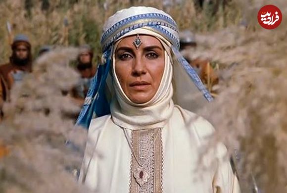 عکس؛ سفر به تاریخ؛ عکس یادگاری «عمره، زن دوم مختار» (مختارنامه) در کنار «خداداد عزیزی»