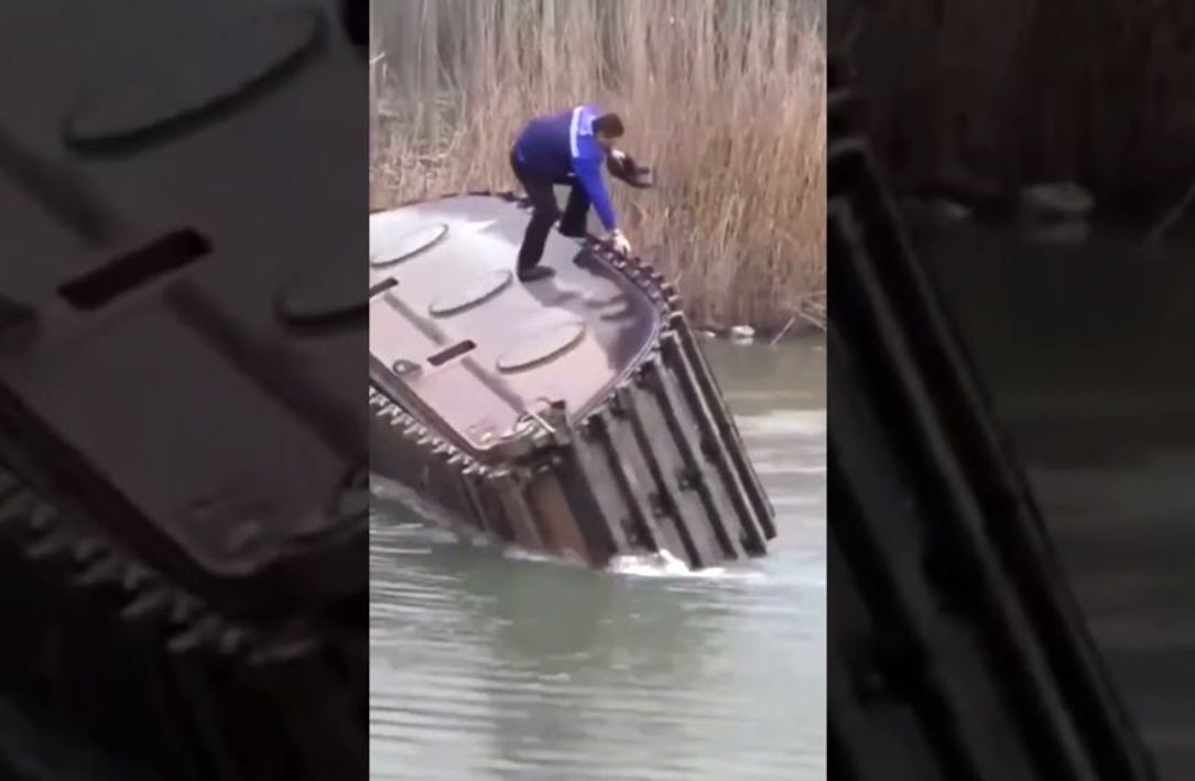 (ویدئو) عجیب و باورنکردنی؛ غرق شدن یک بیل مکانیکی غول پیکر در سیل!