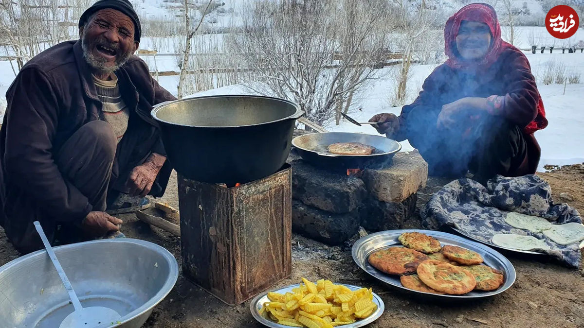 (ویدئو) پخت یک غذای سنتی با سیب زمینی و آرد به سبک زوج مسن غارنشین افغان