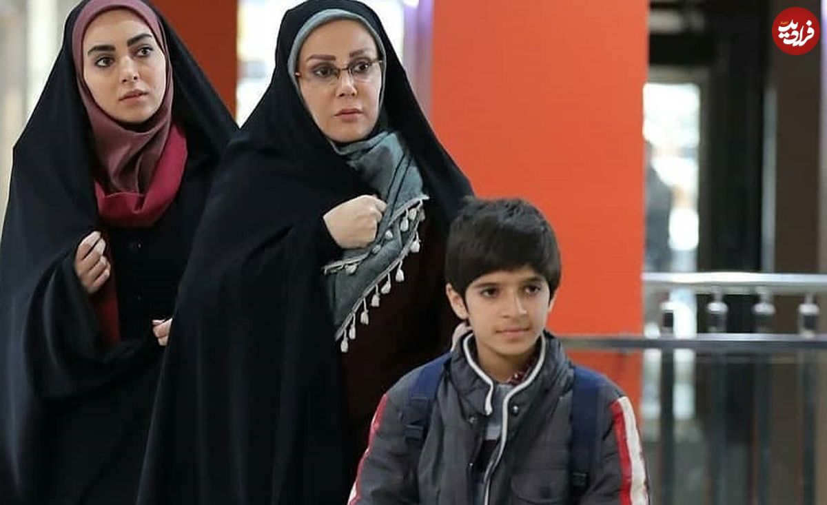 عکس| سفر زمان؛ «امیر» (سریال بچه مهندس) در حال غذا خوردن از دست «فریبا کوثری»