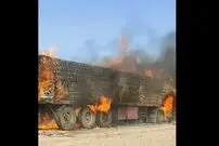(ویدیو) لحظه ترکیدن لاستیک یک تریلی در حال سوختن