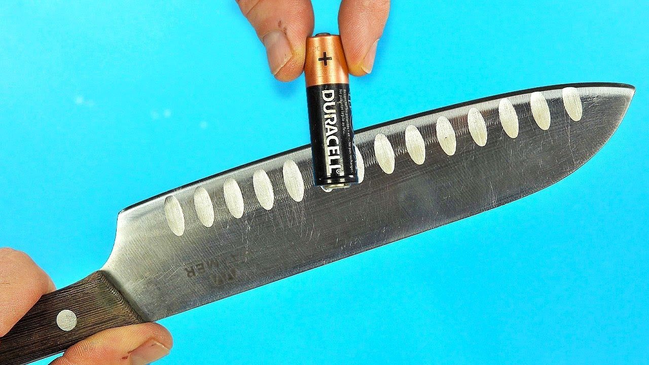 (ویدئو) نحوه تیز کردن آسان و سرعتی چاقو با یک باتری 1.5 ولتی