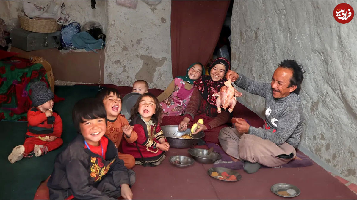 (ویدئو) فرآیند پخت یک غذای محلی با مرغ توسط زوج غارنشین افغان 