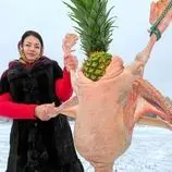 ببینید| غذای روستایی در اوکراین؛ پخت غاز شکم پر در دیگ و روی آتش