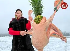 ببینید| غذای روستایی در اوکراین؛ پخت غاز شکم پر در دیگ و روی آتش