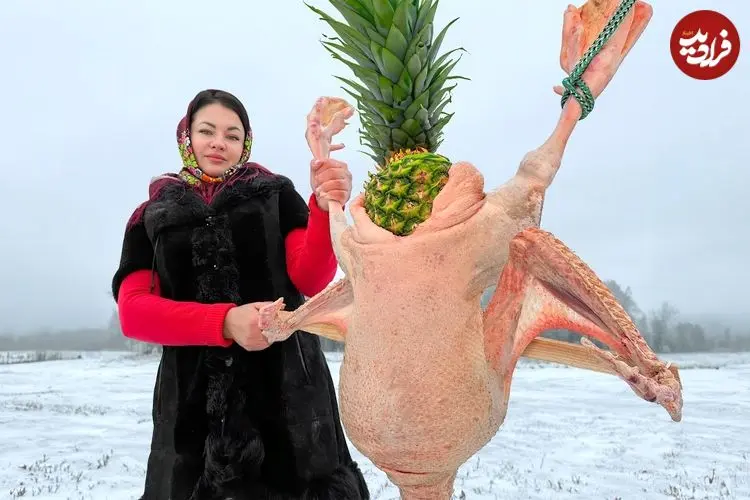 ببینید| غذای روستایی در اوکراین؛ پخت غاز شکم پر در دیگ و روی آتش