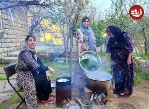 (ویدئو) پخت تماشایی آش ذغالی توسط مادر و دختران روستایی مشهور کردستانی