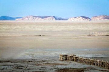 حفر چاه‌های غیرمجاز در نزدیک دریاچهٔ ارومیه برای خوشگذارنی!