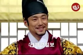 عکس| سفر زمان؛ «امپراتور سوکجونگ» در حال گذاشتن پاکت در دهان «خوک»