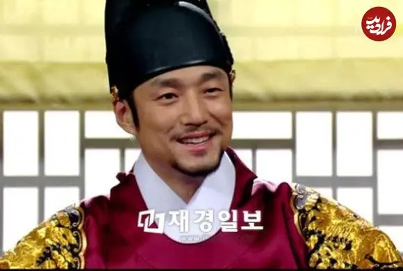 عکس| سفر زمان؛ «امپراتور سوکجونگ» در حال گذاشتن پاکت در دهان «خوک»