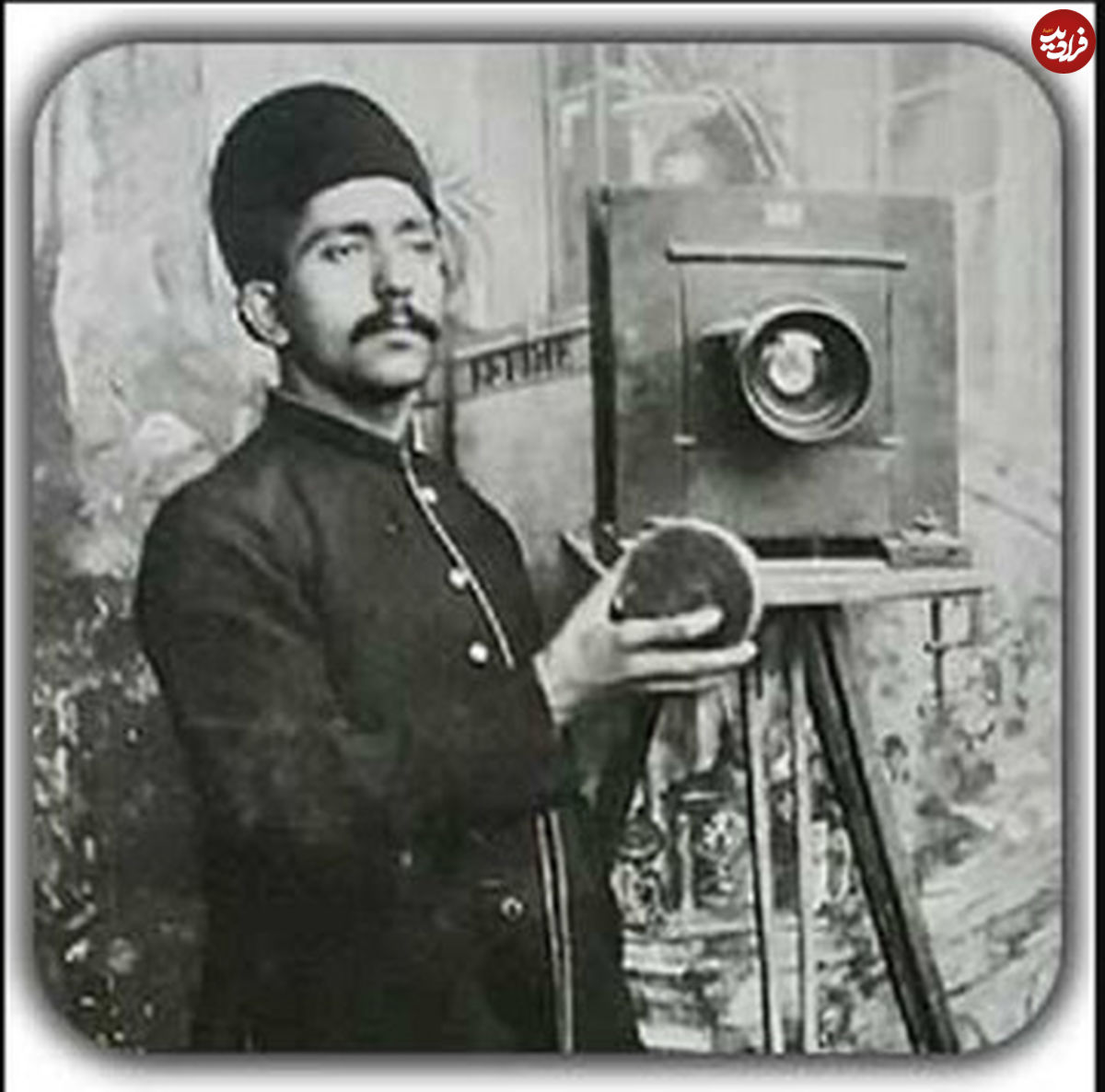 ( عکس) عجیب ترین عکس یادگاری جمعی ایران و شاید جهان را ببینید؛ خلاقیت طنزآلود تهرانی های دوره قاجار