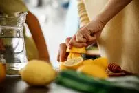 ۷ فایده اثبات‌شده «آب لیموترش» برای سلامتی