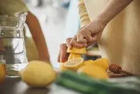 ۷ فایده اثبات‌شده «آب لیموترش» برای سلامتی