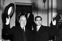 عکس| سفر در زمان؛ «محمدرضا پهلوی» و «شهردار تهران» در کنار برج شهیاد؛ سال 50