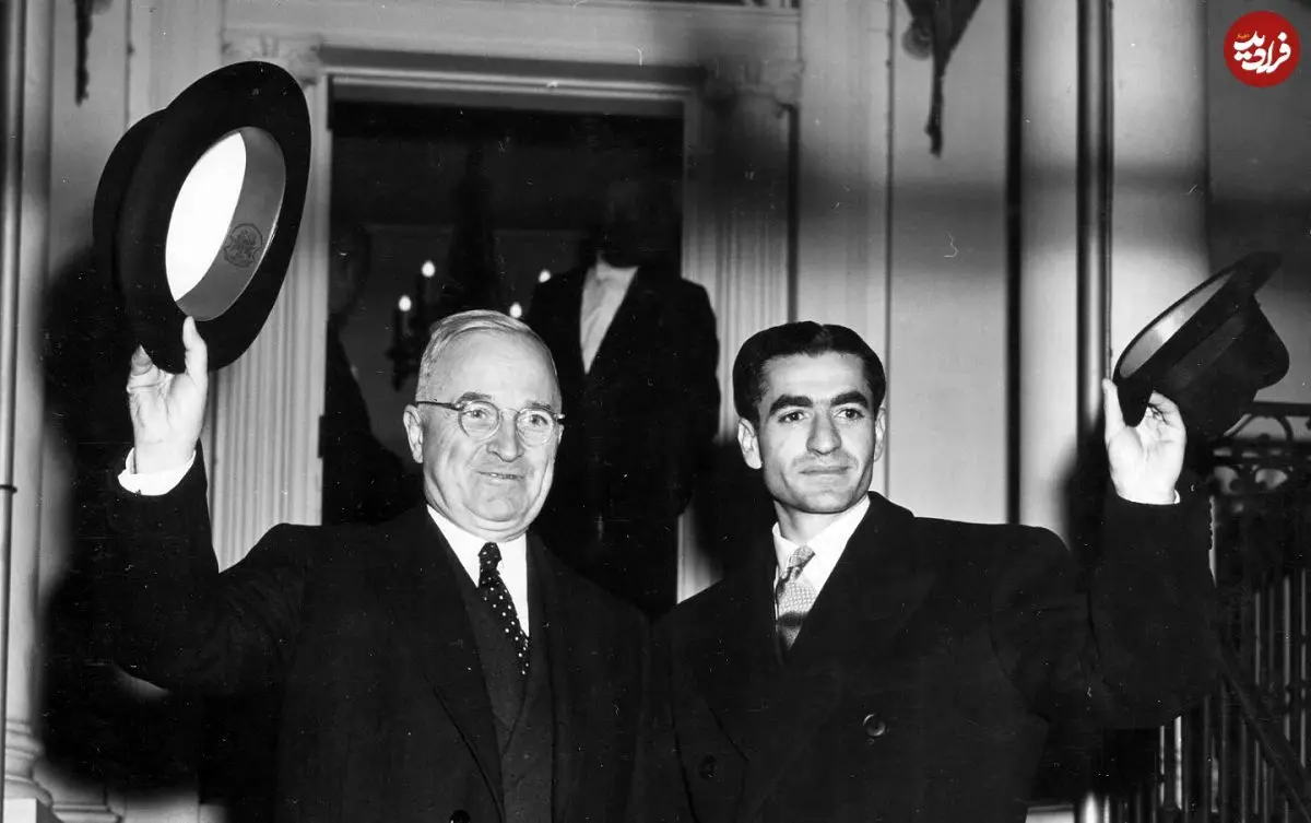 عکس| سفر در زمان؛ «محمدرضا پهلوی» و «شهردار تهران» در کنار برج شهیاد؛ سال 50