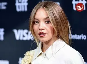 عکس| سفر در زمان؛ «سیدنی سوئینی 26 ساله» در حال گرفتن سلفی با یک طرفدار؛ سال 1402