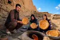 ببینید| غذای روستایی در افغانستان؛ پخت خوراک کدو سبز و تهیه نان سنتی در تنور