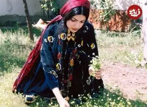 عکس| سفر زمان؛ 7 دختر عشایر با لباس محلی در کنار «آرامگاه کوروش»؛ دهه 50