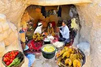 ببینید| غذای روستایی در ایران؛ تهیه مرغ کبابی و خوراک بادمجان در طبیعت