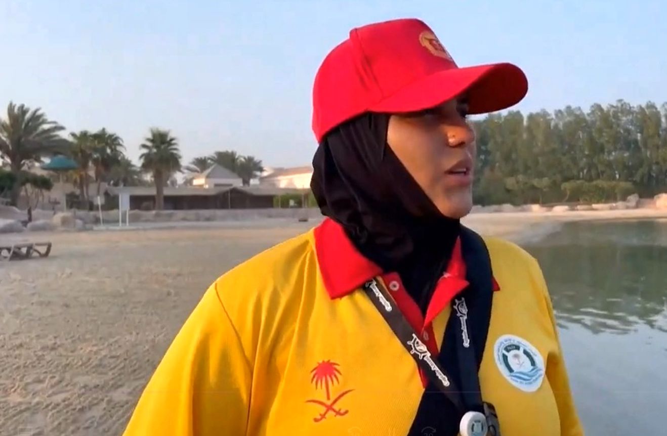 (ویدئو) کار دشوار زن غریق نجات عربستانی