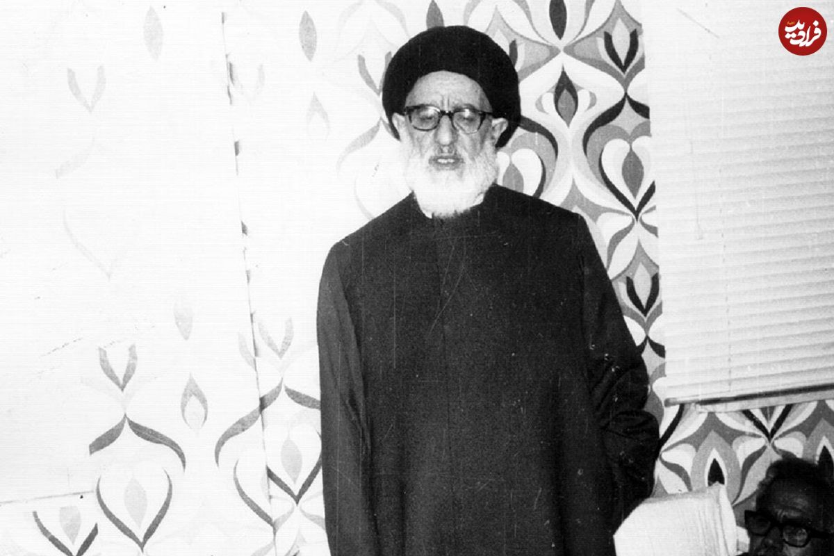 عکس؛ سفر در زمان؛ «آیتالله طالقانی در حال سخنرانی در کنار مزار دکتر مصدق»؛ اسفند 57