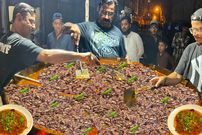 ببینید؛ غذای خیابانی در پاکستان؛ پخت واویشکای تند جگر بره در کراچی 
