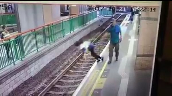(ویدیو) سقوط هولناک یک زن حواس پرت روی ریل مترو