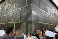 (ویدئو) تلاش ۱۴۰۰ ساله عربستانی‌ها برای پوشاندن شکاف کعبه