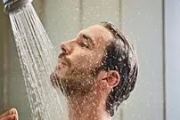 ۱۰ دقیقه‌ای دوش بگیرید؛ مضرات حمام طولانی چیست؟