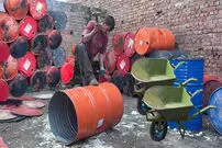 (ویدئو) چگونه کارگران پاکستانی بشکه نفت را به فرغون تبدیل می کنند؟