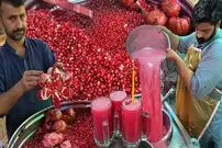 ببینید| غذای خیابانی در پاکستان؛ تهیه آب انار طبیعی به روشی متفاوت در کراچی