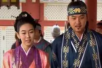 عکس| سفر به تاریخ؛ «زن تسو و زن جومونگ» در حال نگاه کردن عکس در پشت‌صحنه سریال «جومونگ»