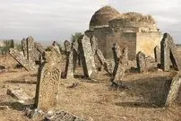 ( تصاویر) شب‌ها نباید به این قبرستان رفت؟؛ گورستانی با قبرهای ۲ متری!