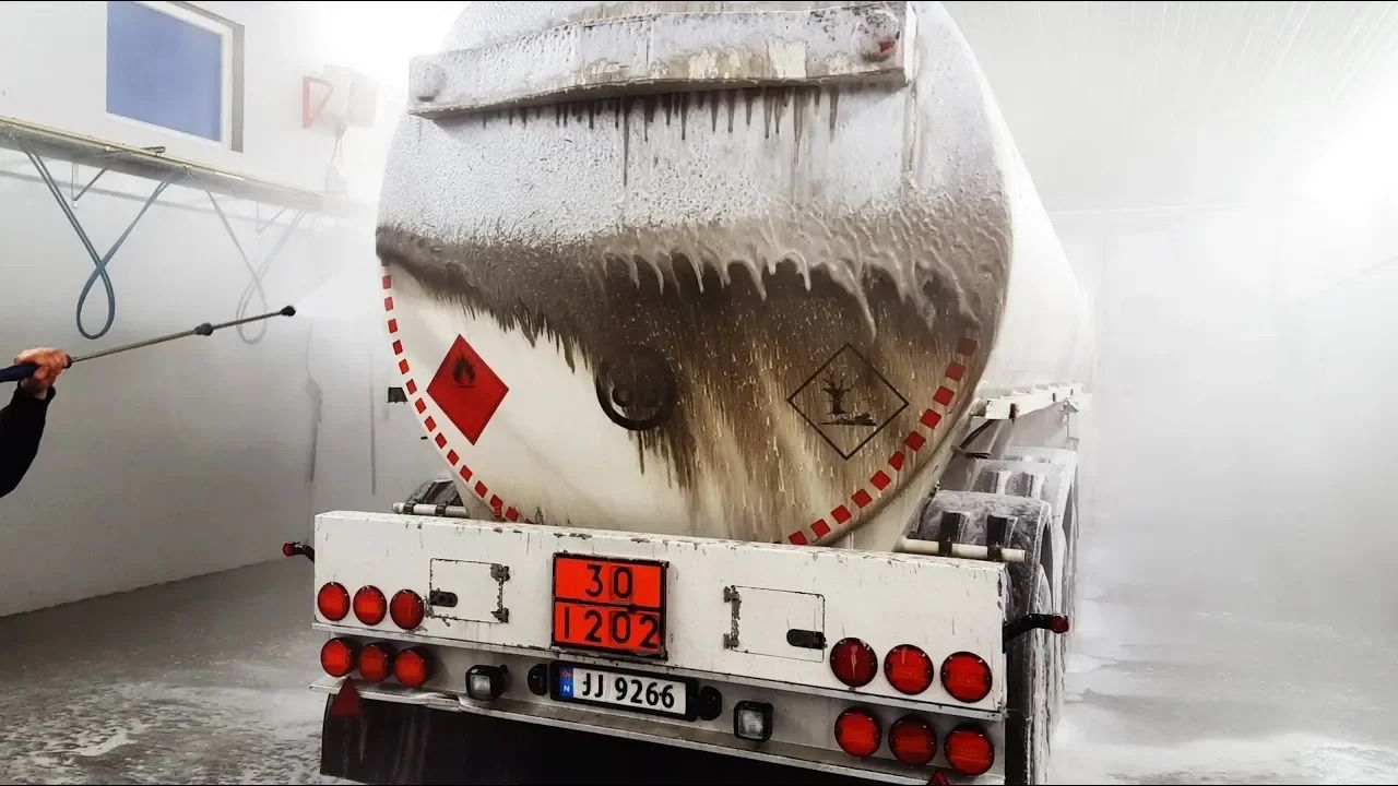 (ویدئو) شست و شوی جالب و دیدنی یک کامیون تانکر کثیف با هزینه 350 یورو