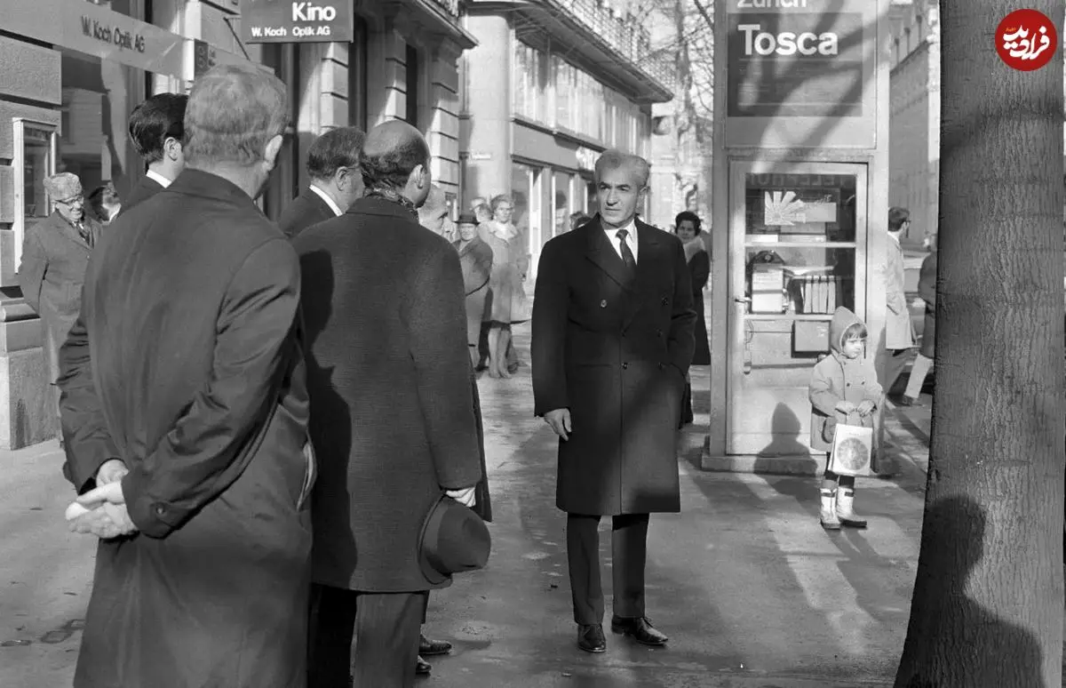 عکس| سفر در زمان؛ «ملکه الیزابت و محمدرضا پهلوی» در حال بازدید از جواهرات سلطنتی ایران؛ سال 1339