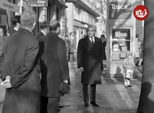 عکس| سفر در زمان؛ «ملکه الیزابت و محمدرضا پهلوی» در حال بازدید از جواهرات سلطنتی ایران؛ سال 1339