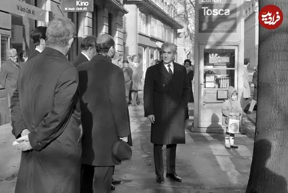 عکس| سفر در زمان؛ «ملکه الیزابت و محمدرضا پهلوی» در حال بازدید از جواهرات سلطنتی ایران؛ سال 1339