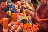 ببینید؛ غذای خیابانی در پاکستان؛ تهیه آب هلوی تازه در کراچی