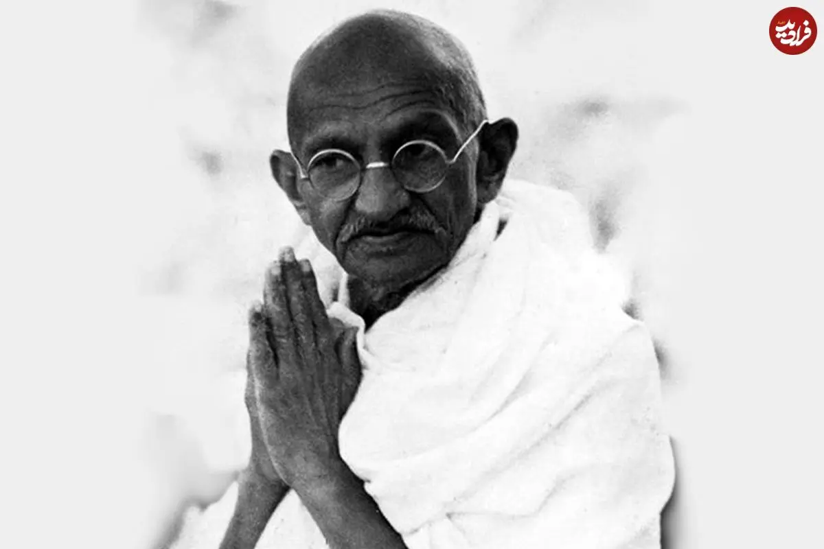 عکس| سفر در زمان؛ «ماهاتما گاندی» در حال پیاده‌روی صبحگاهی؛ سال 1308