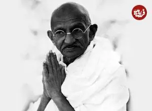 عکس| سفر در زمان؛ «ماهاتما گاندی» در حال پیاده‌روی صبحگاهی؛ سال 1308