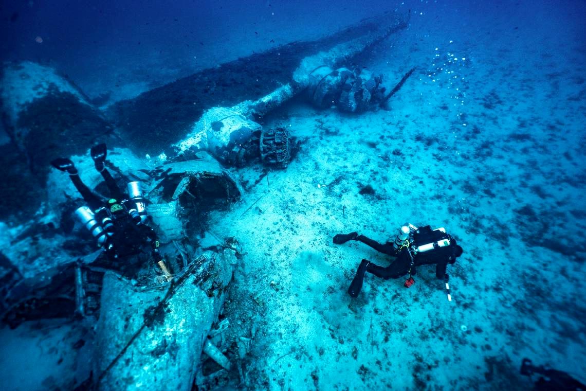 بقایای جسد خلبان آمریکایی بعد از هشتاد سال از زیر دریا بیرون کشیده شد