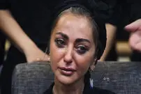 عکس| بی‌قراری و اشک‌های نفیسه روشن در یادبود اکبر عبدی