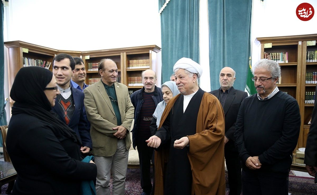 عکس؛ سفر در زمان؛ «هاشمی رفسنجانی در حال خوش و بش با رضا رویگری»؛ سال 95