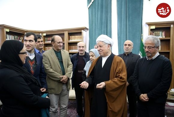 عکس؛ سفر در زمان؛ «هاشمی رفسنجانی در حال خوش و بش با رضا رویگری»؛ سال 95
