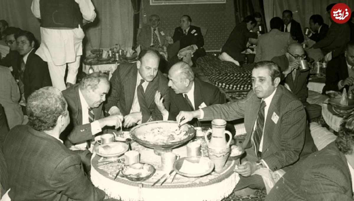 عکس؛ سفر در زمان؛ «نمایندگان مجلس اردن» در حال خوردن یک گوسفند کامل؛ سال 1342
